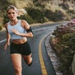 imagem de uma mulher correndo em uma pista. Corrida