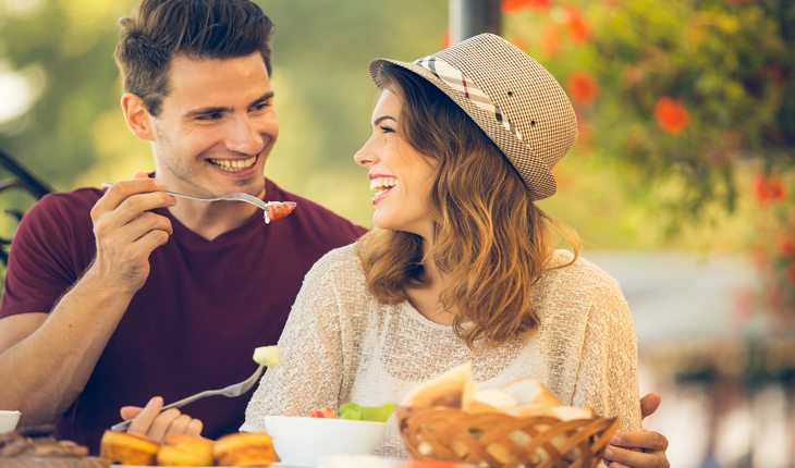 imagem de um casal sentado em uma mesa comendo juntos. fertilidade