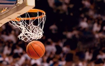 Imagem de uma bola caindo de uma cesta de basquete fundamentos do basquete