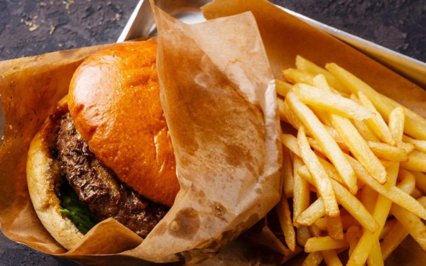 É possível se manter saudável mesmo comendo um fast-food