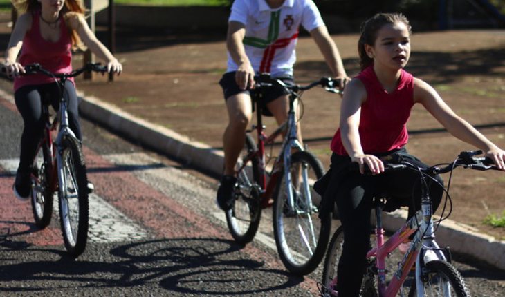 Pessoas andando de bicicleta. Ciclofaixa