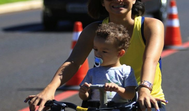 Pessoas andando de bicicleta. Ciclofaixa