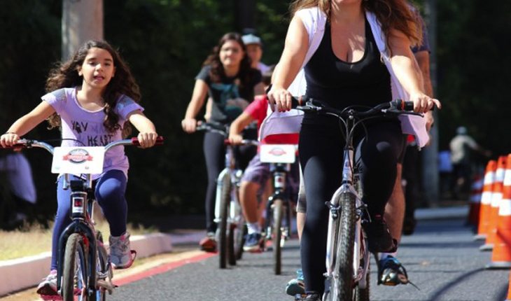 Pessoas andando de bicicleta. Ciclofaixa