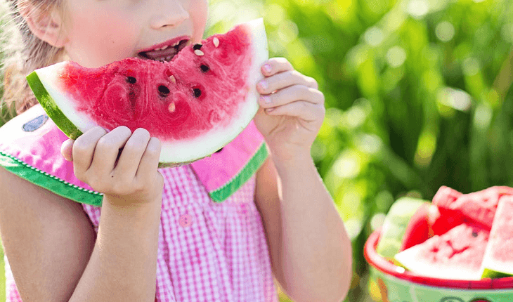 Menina comendo melancia. Estresse pode atrapalhar o processo de emagrecimento