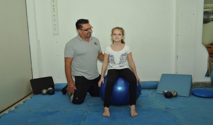 Criança fazendo pilates. Pilates para crianças