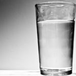 foto de um copo cheio de água