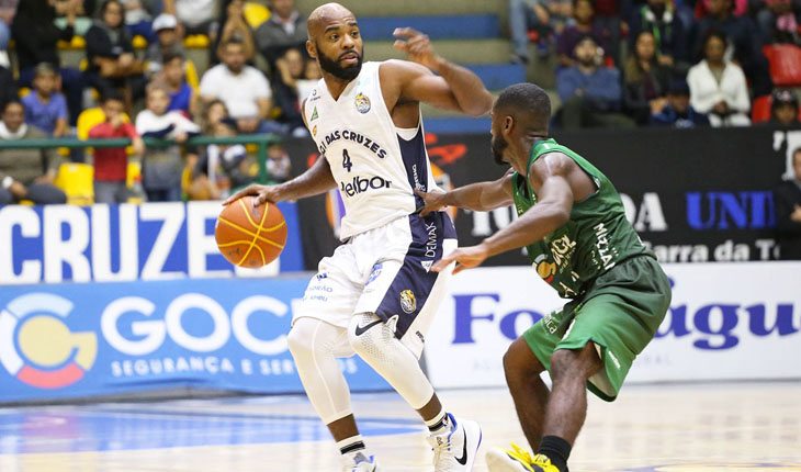 Larry Taylor, de Mogi das Cruzes, e Kendall Anthony, do Bauru Basket