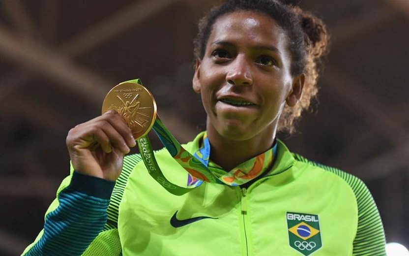 foto de Rafaela Silva mostrando a medalha de ouro conquistada nas Olimpíadas do Rio de Janeiro
