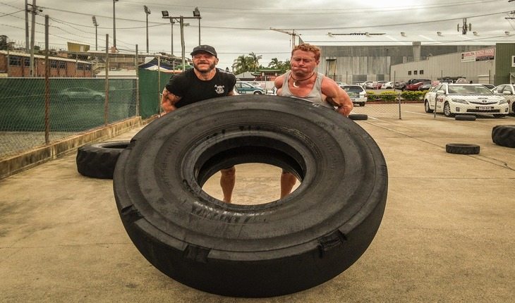 pessoa praticando CrossFit benefícios do CrossFit