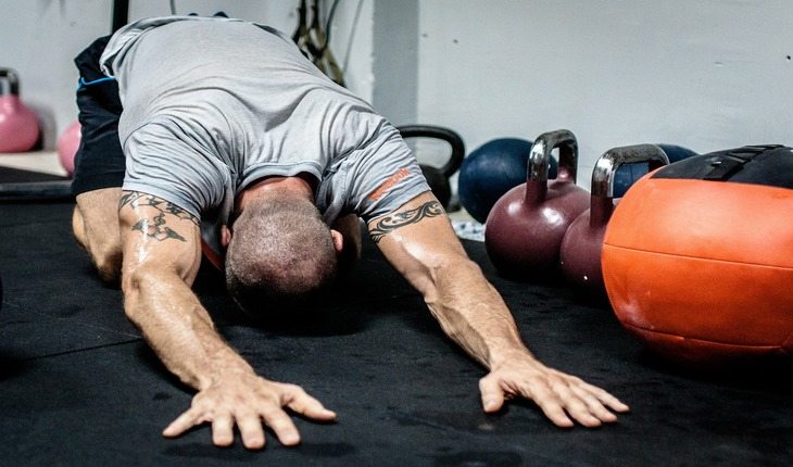 pessoa praticando CrossFit benefícios do CrossFit