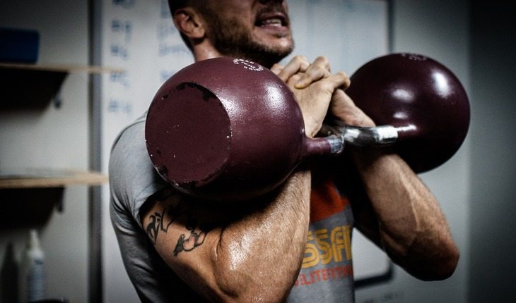 pessoa praticando CrossFit benefícios do CrossFit