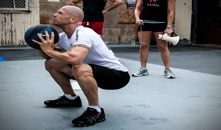 pessoa praticando CrossFit benefícios do CrossFit