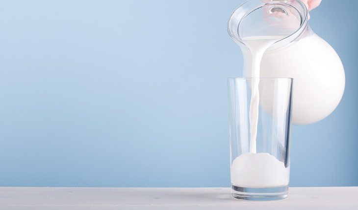 foto de uma jarra de leite enchendo um copo
