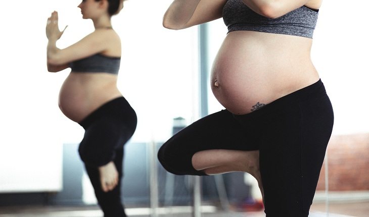 Mulher praticando exercícios grávida corrida durante a gravidez 3