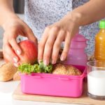 Lanches saudáveis para crianças. Pessoa preparando uma lancheira com comidas saudáveis