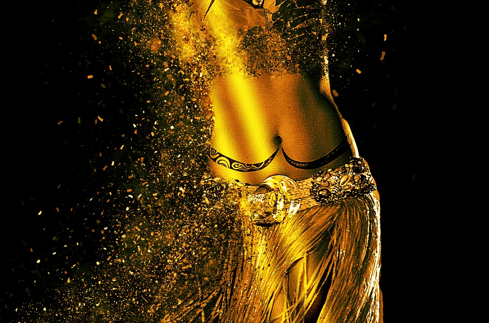 Imagem com fundo preto e corpo todo dourado, com roupas de dança do ventre