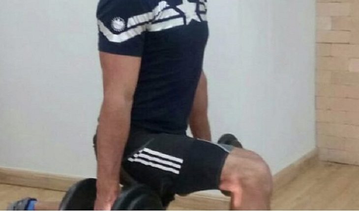 homem fazendo musculação exercícios de musculação