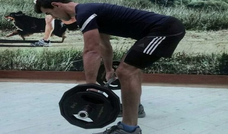 homem fazendo musculação exercícios de musculação