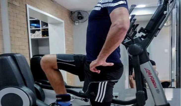 homem fazendo musculação exercícios de musculação