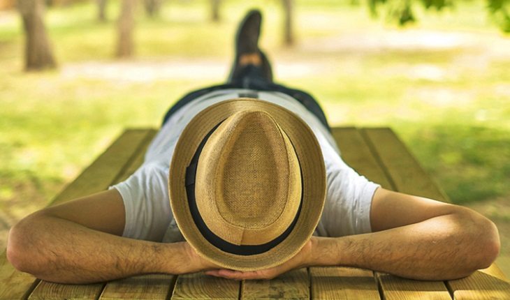 homem deitado em uma mesa no campo