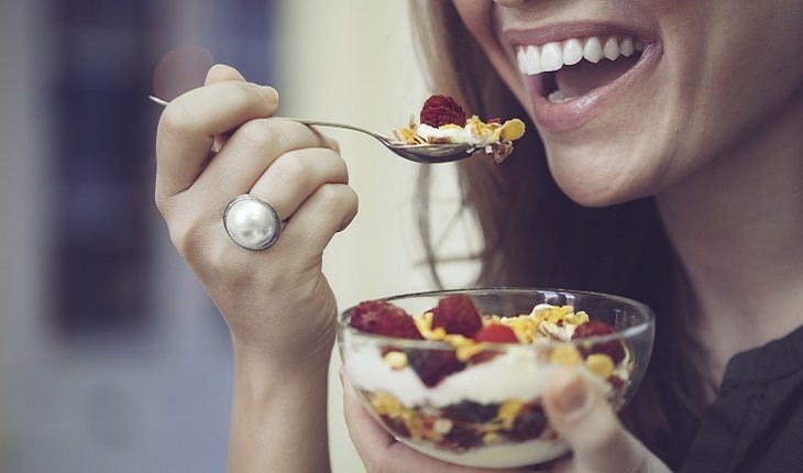 mulher comendo tigela de cereal