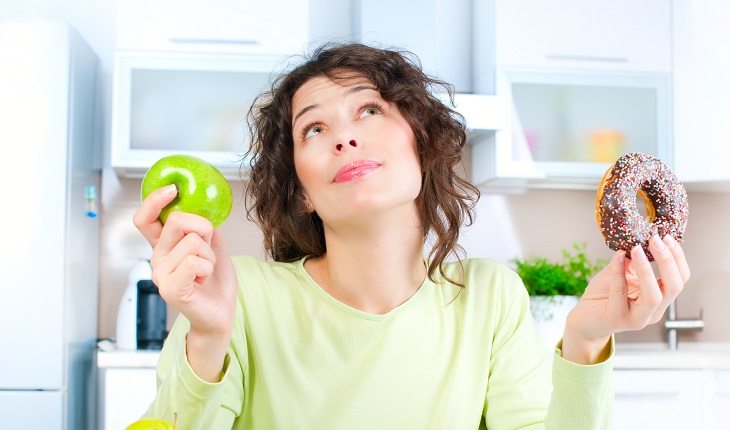 Mulher, comendo, indecisa, saudável, doce, rosquinha, frutas, bolinhos