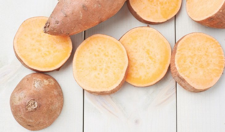 a foto mostra rodelas de batata-doce, um dos alimentos antienvelhecimento