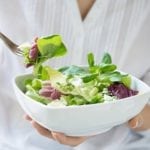 mulher comendo salada em uma tigela