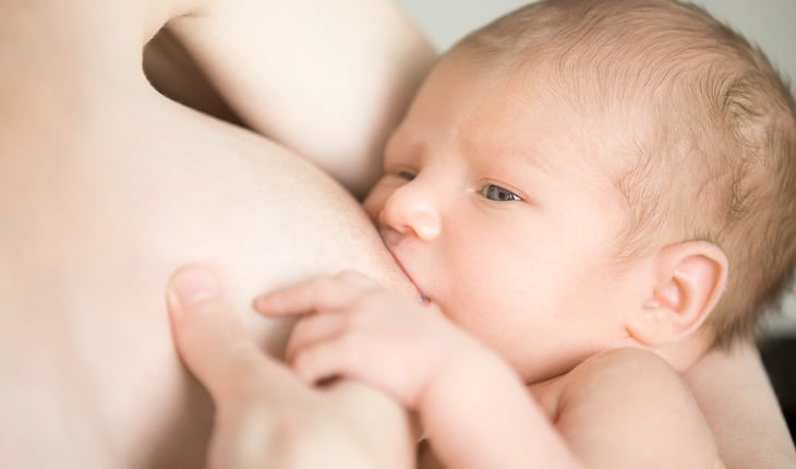 Alimentação vegana na gravidez: na foto, um bebê mamando no seio de uma mulher.