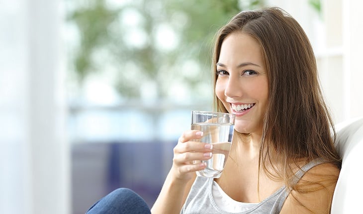mulher bebendo um copo de água