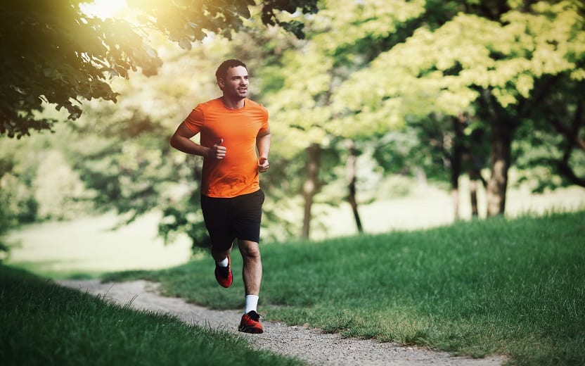 Imagem de um homem correndo em um parque arborizado tipos de respiração