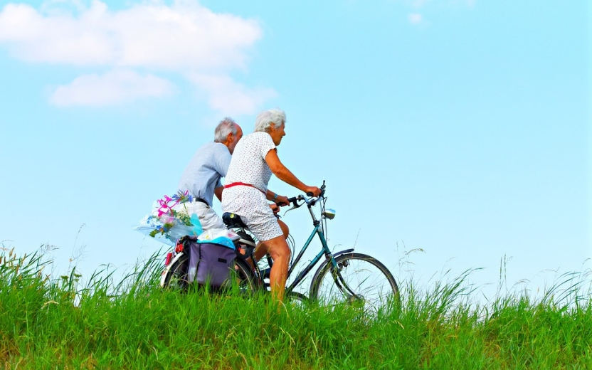Exercícios físicos para idosos. Idosos andando de bicicleta