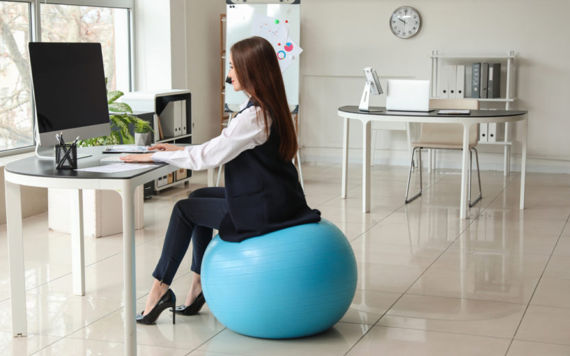 Chegou a hora de jogar trocar a poltrona pela fitball?