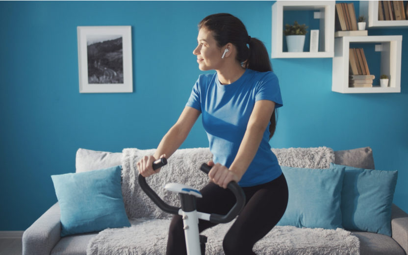 Pedalar em casa: veja 10 benefícios de praticar o spinning