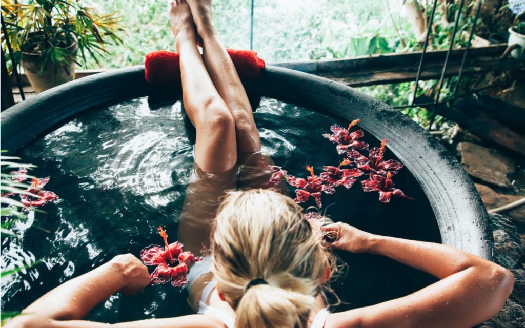 Banho quente relaxa e te ajuda a dormir melhor