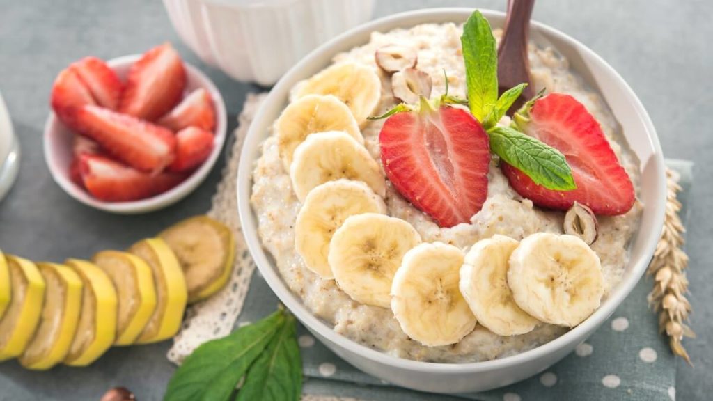 Aveia e frutas são exemplos de carboidratos que são bastante saudáveis
