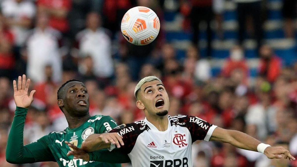 Patrick de Paula (Palmeiras) e Andreas Pereira (Flamengo) em disputa de bola na final da Libertadores / Foto: reprodução Twitter @LibertadoresBR