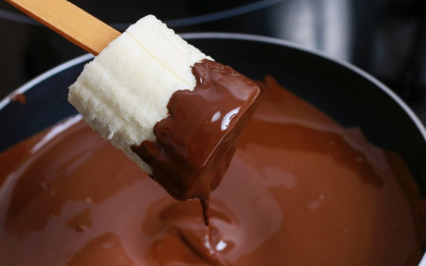 Banana e chocolate são fontes de triptofano / Foto: Shutterstock