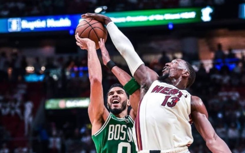 Toco de Bam Adebayo, do Heat, em Tatum, dos Celtics