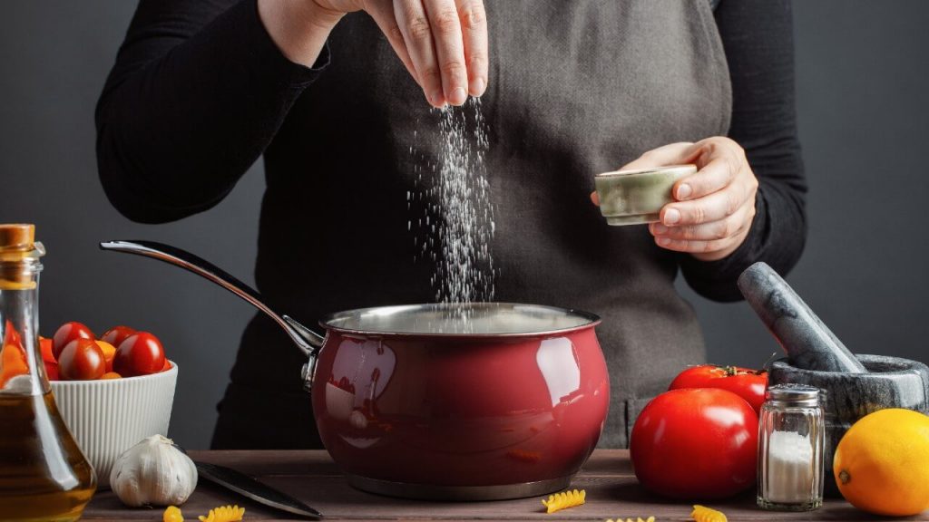 Sal é inimigo da alimentação saudável? Nutricionista explica