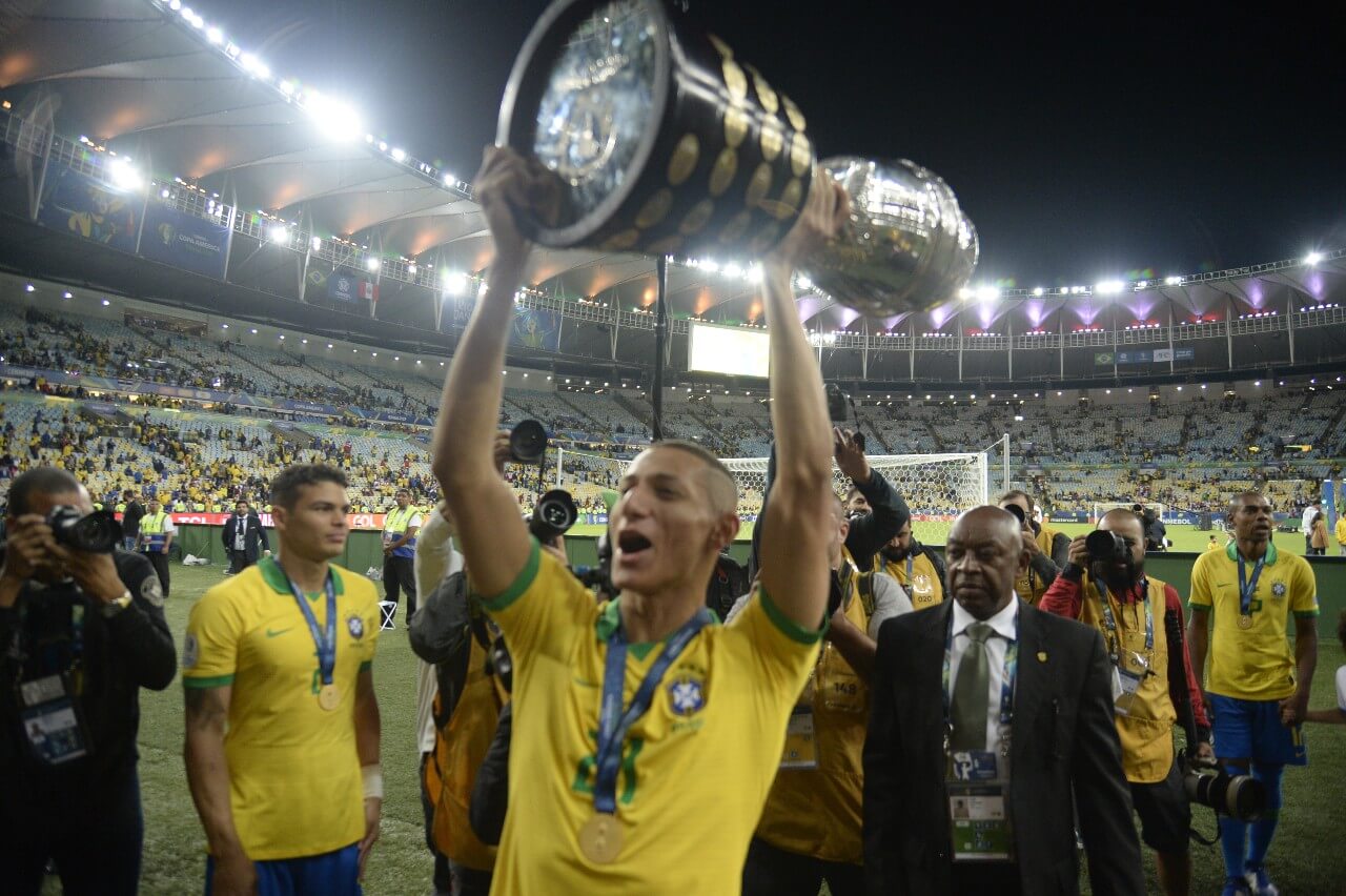 Richarlison comemorando título da Copa América pelo Brasil em 2019