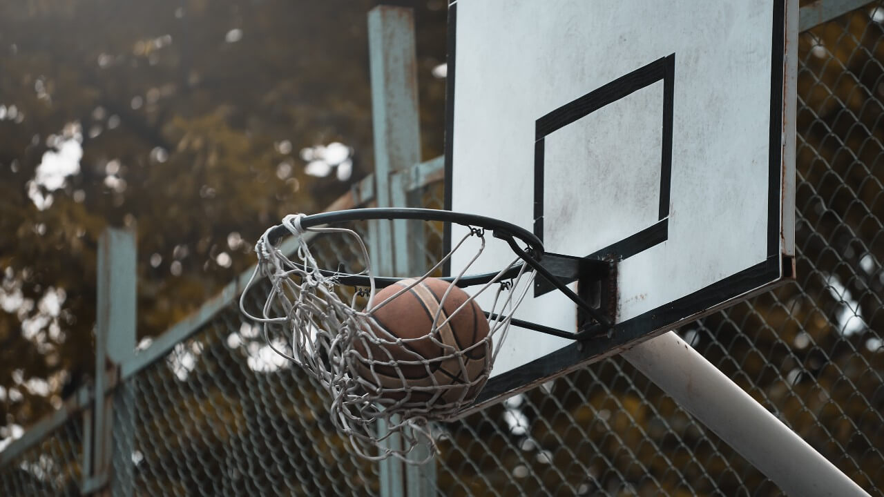 Descubra como jogar basquete com dicas para iniciantes!