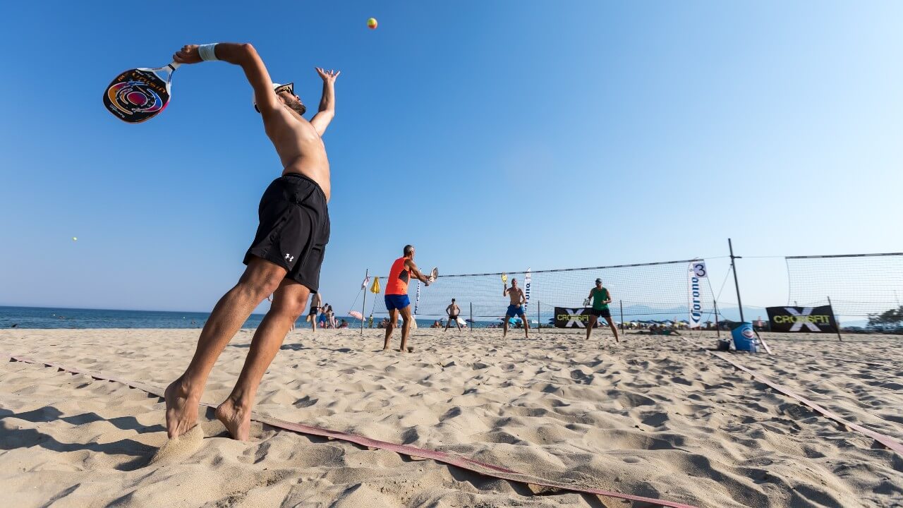 Praia, beach tennis e música combina muito, não acha ?! #beachtennisbrasil  