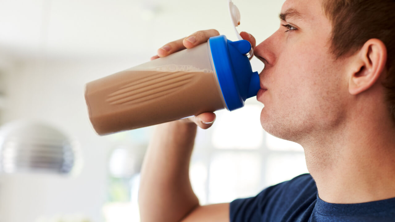 Whey protein engorda? Entenda o que é o suplemento e como tomar, nutrição