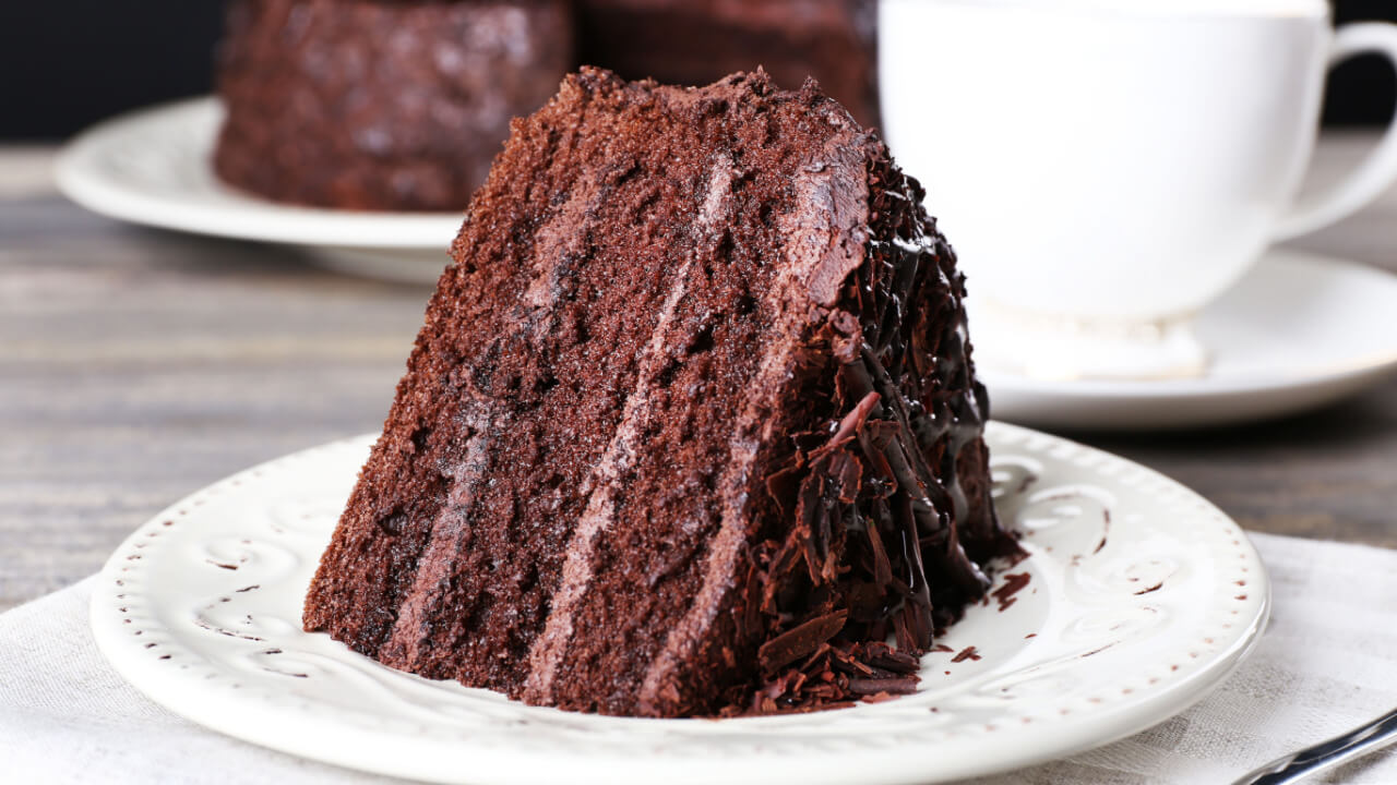 Maíra Cardi sobre bolo de chocolate