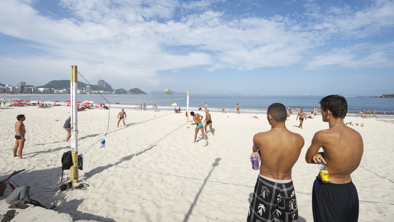 Comer e beber antes de jogar futevôlei