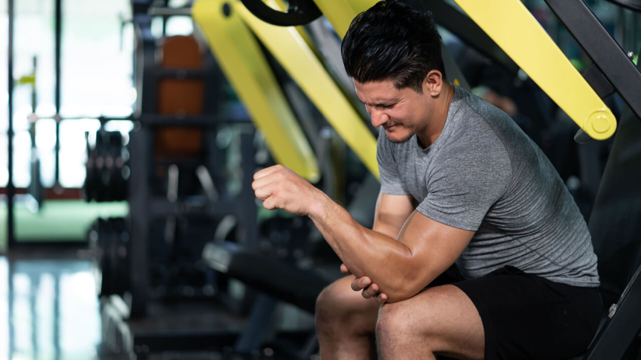 Dor no cotovelo na musculação