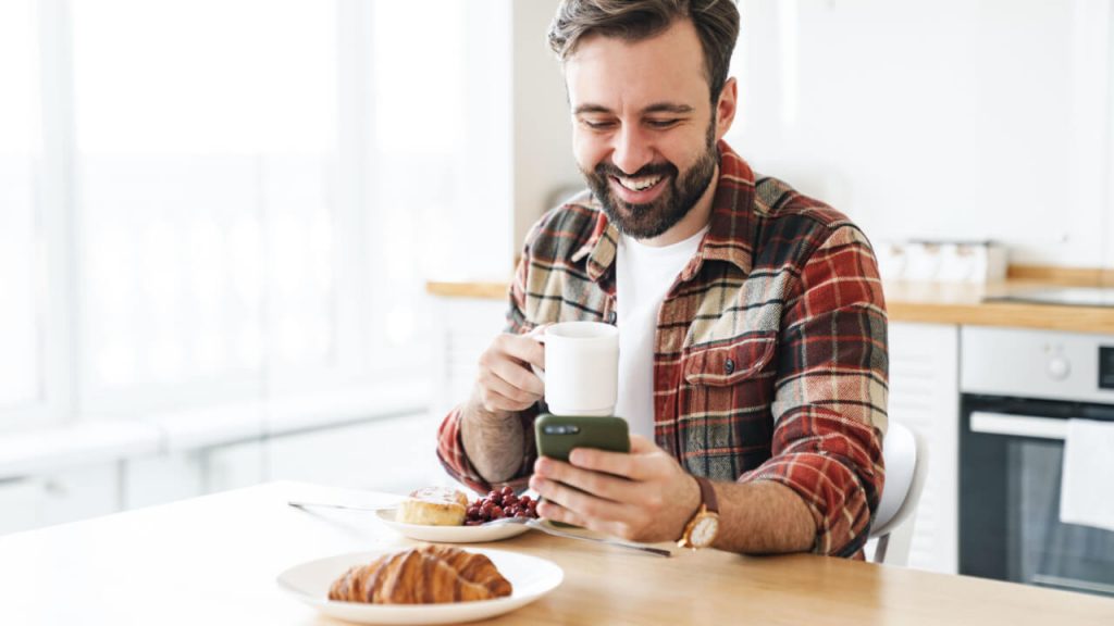 Uso de celular na refeição