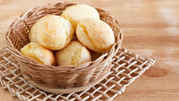 Pão de queijo na dieta