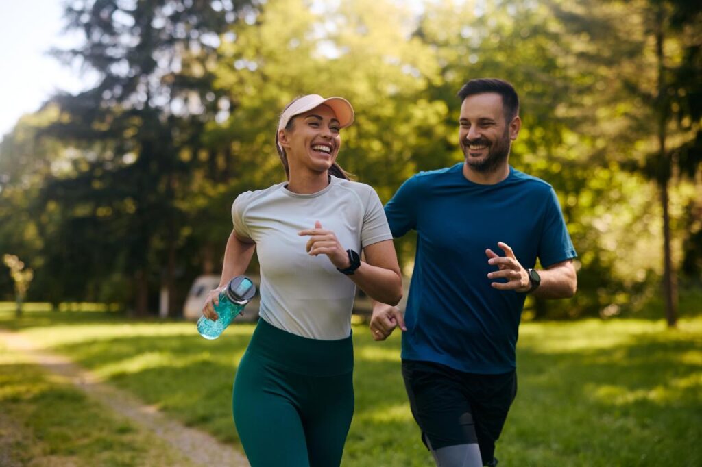 Imagem de duas pessoas caminhando